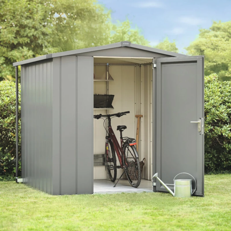 Metall Gerätehaus im Garten mit geöffneten Türen, Fahrrad und Gartengeräten im Innenraum.